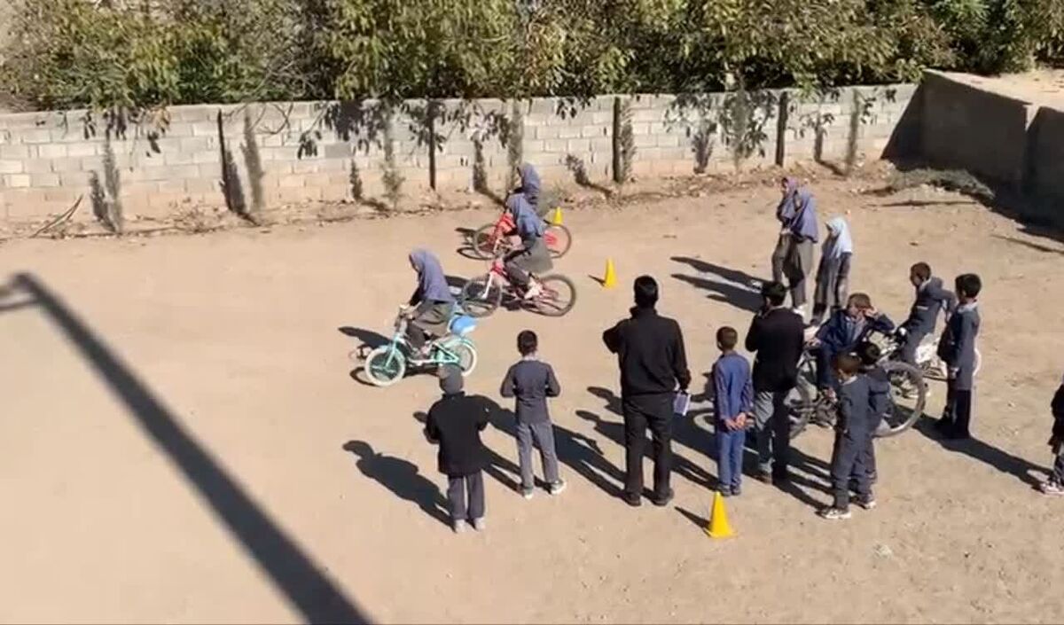 خیّرین نیک اندیش برای آوردن لبخند بر لبان دانش‌آموزان روستای کم برخوردار بابا فرجی دست به دست هم دادند