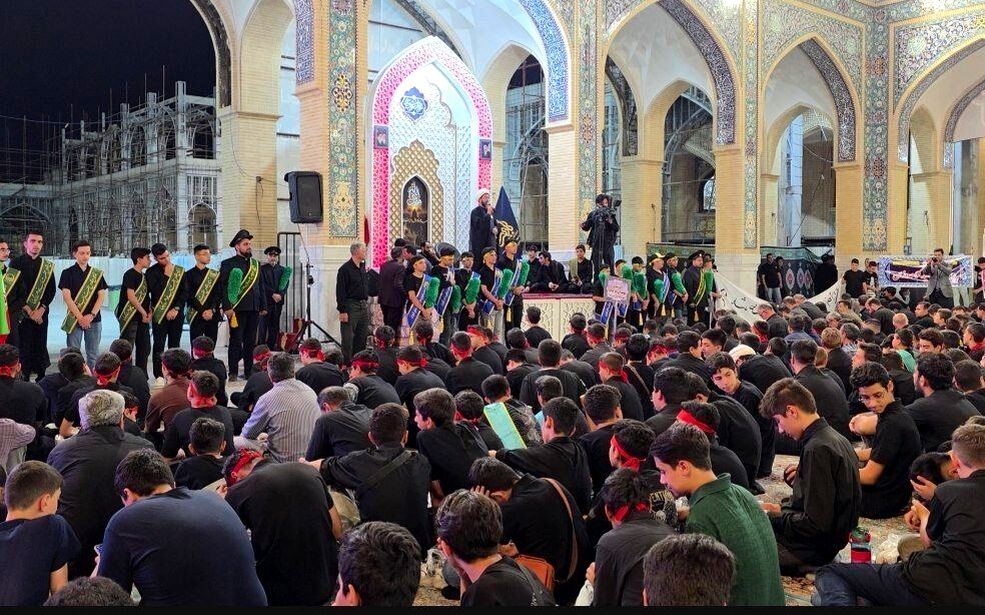 آئین سوگواری «احلی من العسل» با حضور پرشور دانش‌آموزان در حرم مطهر حضرت زینب(س) اصفهان 
