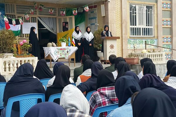تجلیل از فرمانده واحد بسیج دانش‌آموزی دبیرستان فرزانگان قوچان 