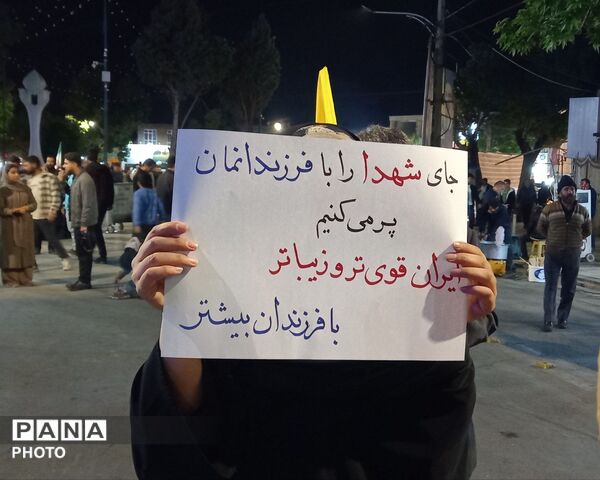 یکپارچگی مردم ملایر در شب؛حمایت از وطن،انقلاب 
