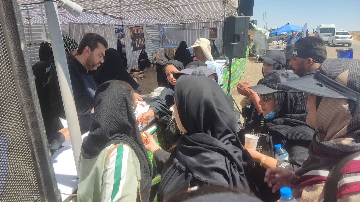 پیاده‌روی زائران در دهه پایانی ماه سفر جاده قدیم نیشابور به سمت مشهد