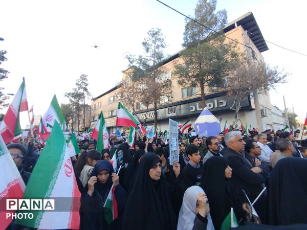 دانش آموزان کرمانی در سوگ «شهدای دبستان شجره طیبه میناب»