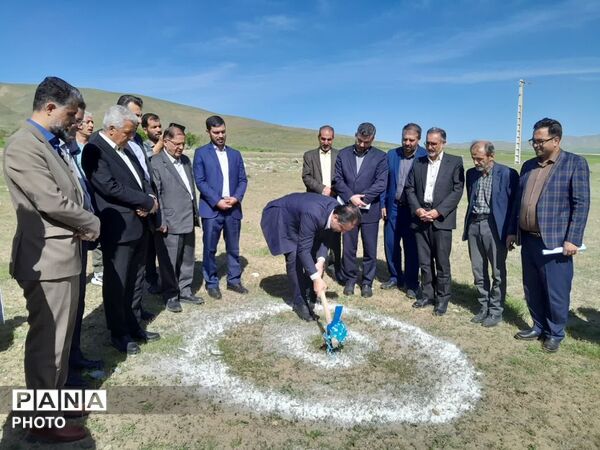 کلنگ‌زنی واحد سورت و بسته‌بندی گردوی تویسرکان با حضور مسئولان استانی و شهرستانی