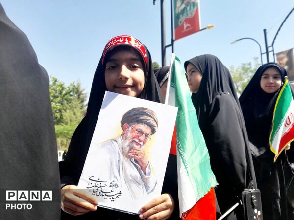 حماسه سرود 1000نفری دانش‌آموزان ناحیه ۴ کرج در بزرگداشت رهبر شهید