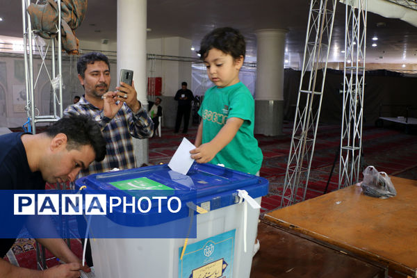 جلوه‌هایی از حضور نوجوانان قمی در شعبه‌های اخذ رای -1