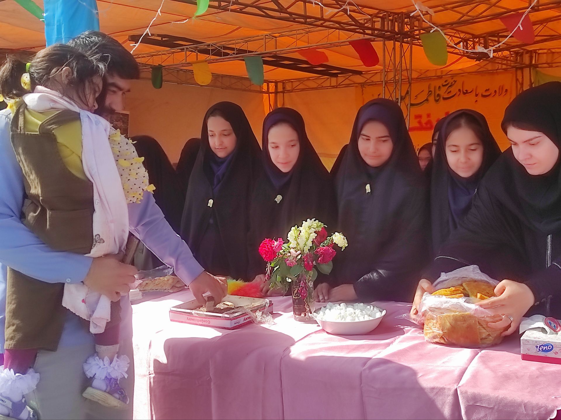 همکاری دانش آموزان خادمیار دبستان ضحی۲ با چایخانه دانش آموزی حضرت رضا(ع) شیروان