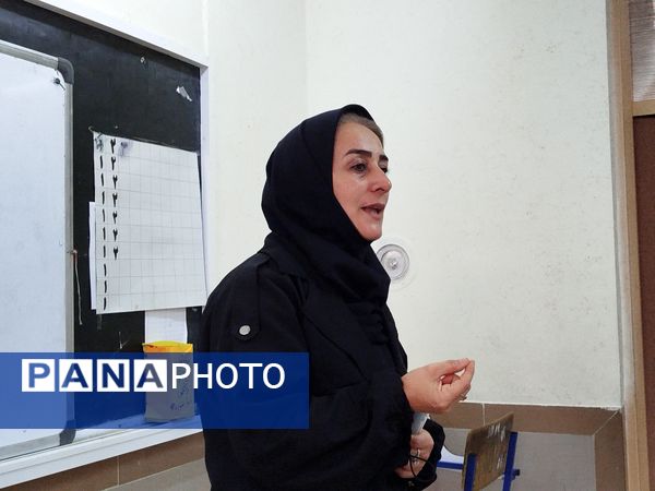 برگزاری کلاس آموزشی با محوریت هویت یابی در دبیرستان دخترانه نور اردبیل
