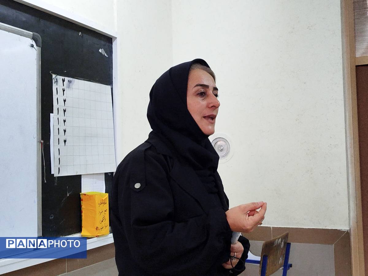 برگزاری کلاس آموزشی با محوریت هویت یابی در دبیرستان دخترانه نور اردبیل