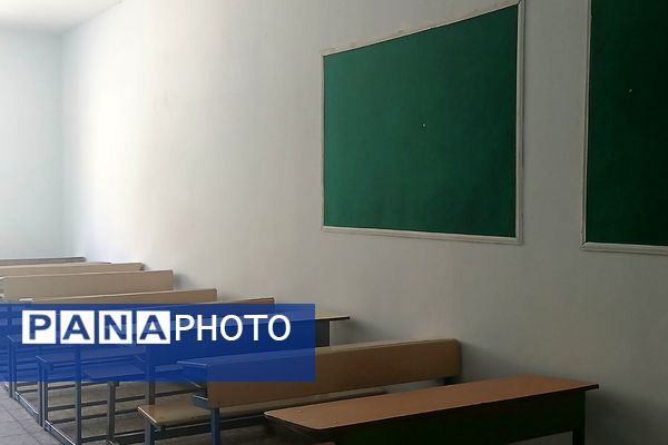 دبیرستان دخترانه بعثت۲ شهرک وایین در تدارک پروژه مهر با توزیع کتاب و لباس فرم