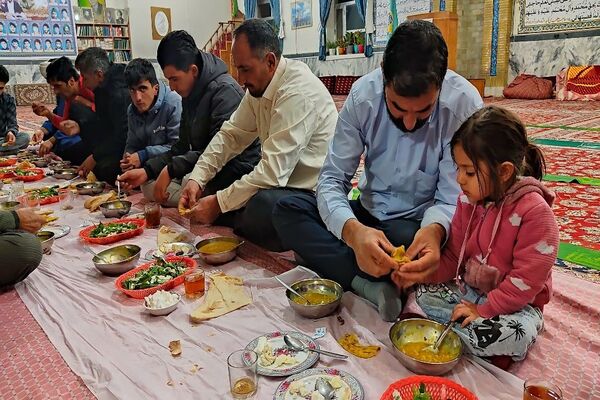 اعتکاف دانش‌آموزی در مسجد جامع شهر بار نیشابور 