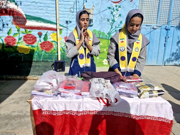 جشن عاطفه‌ها در دبیرستان افق خواف 