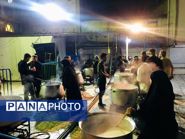 پخت شله‌زرد نذری با یاد ضامن آهو در قائمشهر