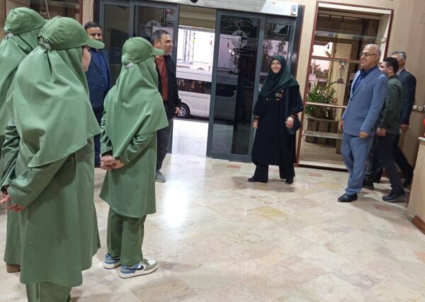 استقبال گرم دانش‌‌آموزان محیط‌بان بندرعباسی از رئیس سازمان حفاظت محیط زیست