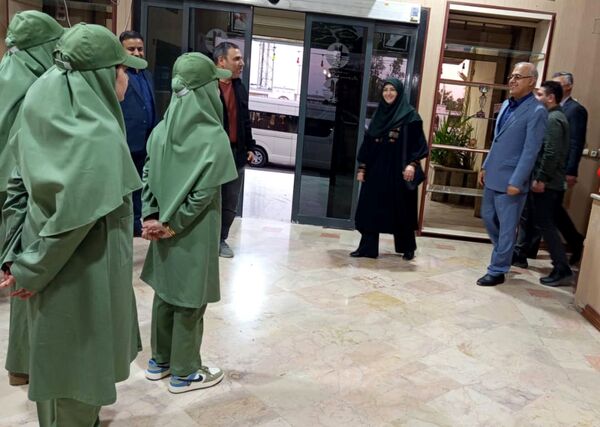 استقبال گرم دانش‌‌آموزان محیط‌بان بندرعباسی از رئیس سازمان حفاظت محیط زیست