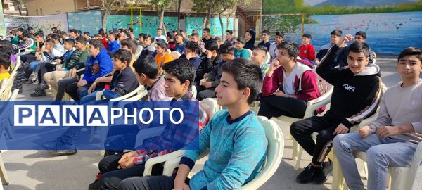 آشنا شدن دانش‌آموزان مدرسه فرزانگان با انواع آسیب‌های اجتماعی 