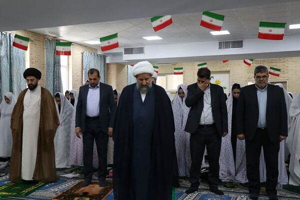 اقامه نماز جماعت، با شعار «مهر با مهُر» در مدرسه عترت قرچک