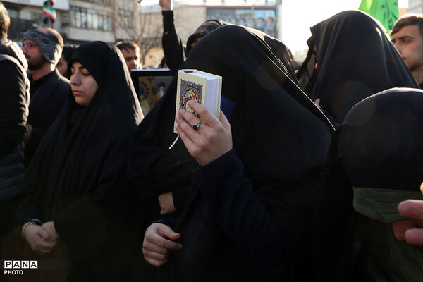 تجمع سوگواران رهبر شهید انقلاب در مقابل دانشگاه تهران