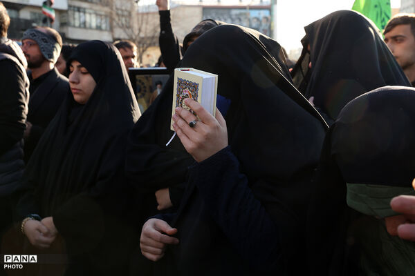 تجمع سوگواران رهبر شهید انقلاب در مقابل دانشگاه تهران