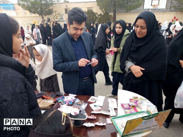 برپایی بازارچه دانش آموزی در دبیرستان شاهد هاجرشهرستان کاشمر