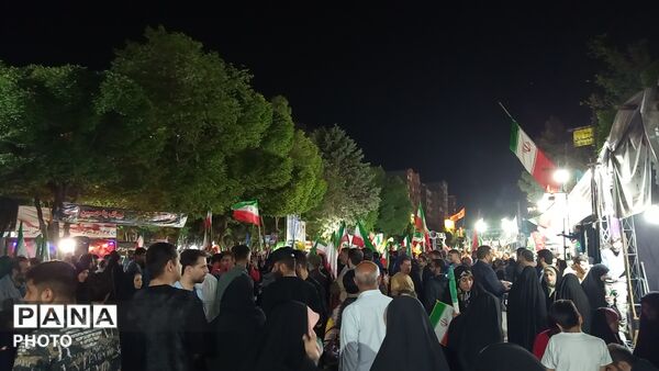 حضور پرشور مردم بروجرد در اجتماع شبانه؛ نمایش همبستگی و پایبندی به آرمان‌های ملی