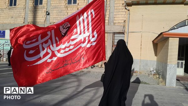 مراسم اهتزاز پرچم سرخ خونخواهی رهبر شهید بر گنبد مسجد الزهرا (س) شهربن