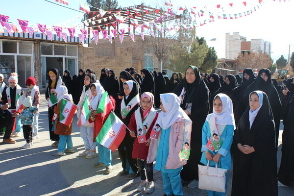 تمثال مبارک امام خمینی(ره) در شهر درق گلباران شد 