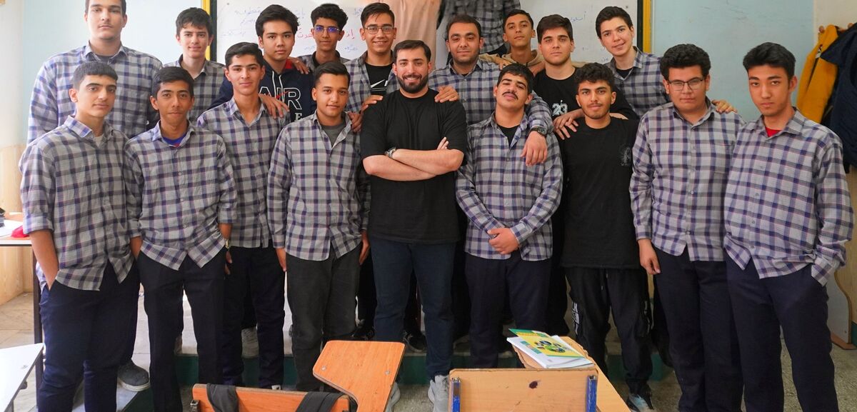 کلاس درسی که با ذوق معلم جان گرفته است؛ روایت یک معلم عربی از آموزش به «نسل Z»