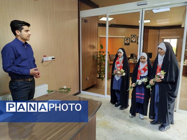 اهدای گل به کارکنان اداره‌کل آموزش و پرورش شهرستان‌های تهران به‌مناسبت بزرگداشت روز معلم 