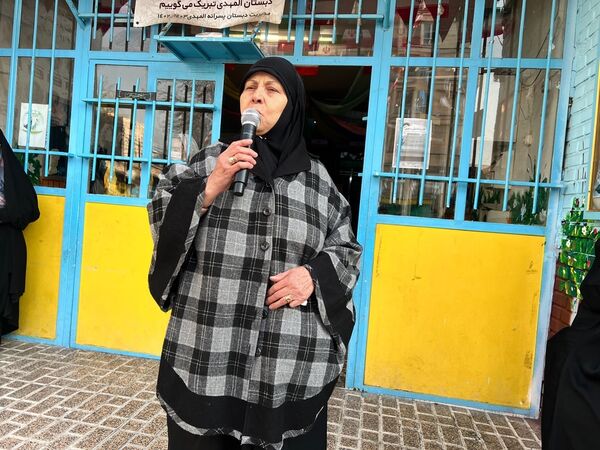 نواختن زنگ انقلاب در دبستان‌المهدی ناحیه 2 کرج 