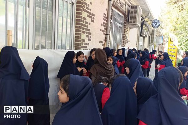 نقاشی دانش‌آموزان دختر در هفته کودک