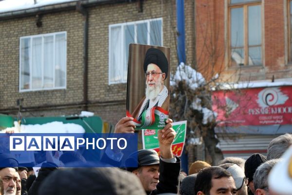 حضور گسترده کودکان و نوجوانان ارومیه‌ای در راهپیمایی ۲۲ بهمن