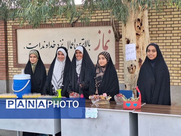 بوسه دختران روستای لالب بر دستان زحمت‌کشیده پدران