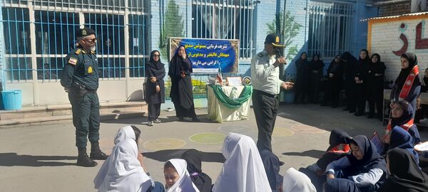 بازدید سبزپوشان نیروی انتظامی با دانش‌آموزان مدرسه ربابه هاشمیان یزدی