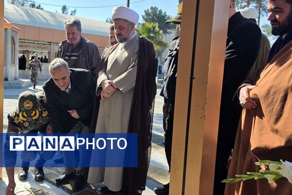 آیین گلباران مزار شهدا با حضور مسئولان شهرستان رباط‌کریم