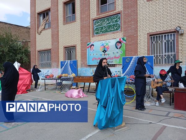 مراسم نمادین هفته تربیت‌بدنی و ورزش در دبیرستان هفده شهریور شهرستان فیروزکوه