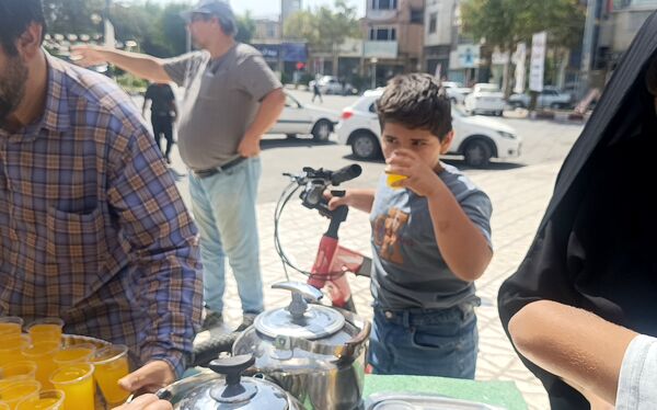 توزیع شربت و شیرینی به مناسبت میلاد پیامبر اسلام (ص) 