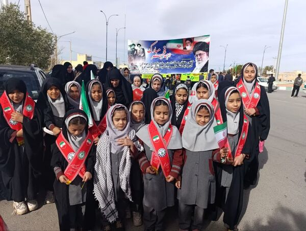 حضور پرشور دانش آموزان ابرکوه در راهپیمایی ۲۲ بهمن