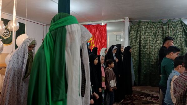 تقدیر دانش‌آموزان فعال فرهنگی‌هنری از مادرانشان با همکاری مربی در محمدشهر کرج