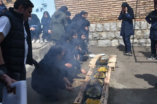 کارگاه طبخ آبزیان در دبیرستان میر فتح‌اله سید زنوزی شهر زنوز 