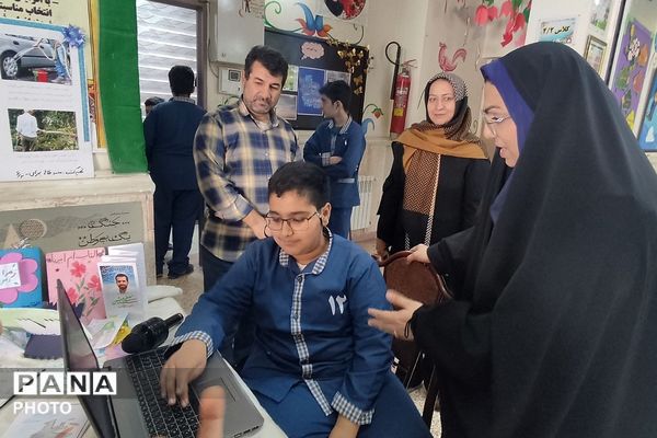 نمایشگاه دست سازه‌های دانش آموزی در دبستان پانزده خرداد ناحیه دو شهرری 