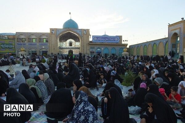 طنین نوای ملکوتی دعای عرفه در حرم حضرت جعفر بن موسی الکاظم (ع) پیشوا