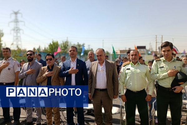 آیین افتتاحیه زمین چمن ورزشی در قالب طرح «شهید سردار سلیمانی» در شهرستان قدس