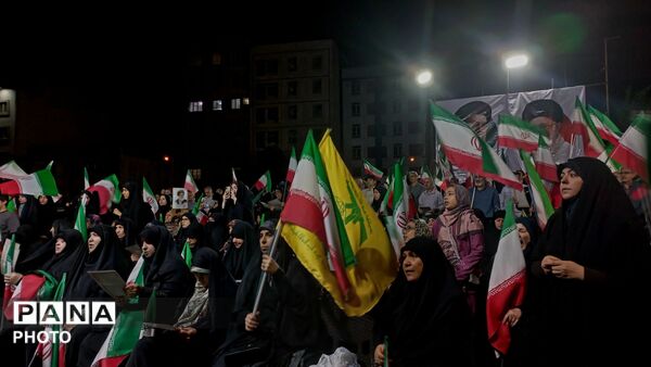 حضور پرشور مردم در تجمع انقلابی، صحنه‌ای از همبستگی و آرمان‌خواهی