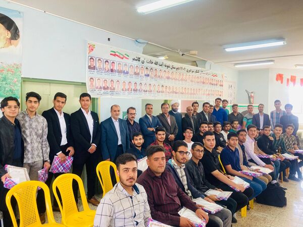  از دانش‌آموزان برتر کنکور در «جشن ستارگان» دبیرستان نمونه آیت‌الله خامنه‌ای تجلیل شد 