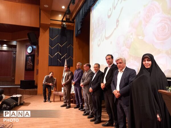 جشن فارغ تحصیلی وتقدیر ازدانش آموزان پایه نهم دبیرستان آرمینه مصلی نژاد ناحیه ۶