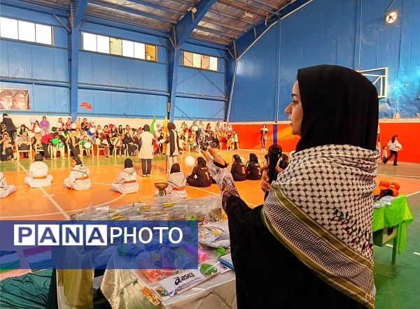 تقدیر از دختران برگزیده مسابقات ورزشی در شهر جعفریه قم