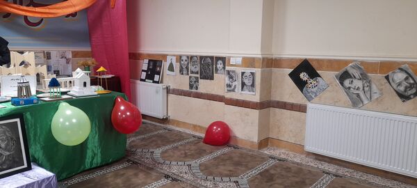 نمایشگاه نقاشی و دست آوردهای دانش‌آموزان مدرسه شهید خشکباری به مناسبت هفته فرهنگ و هنر 