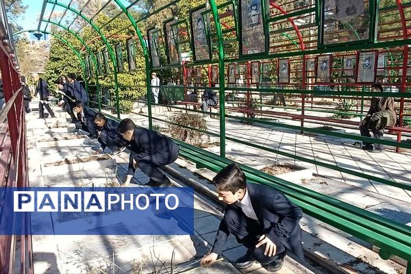 گل‌های سپاس بر مزار قهرمانان شیراز