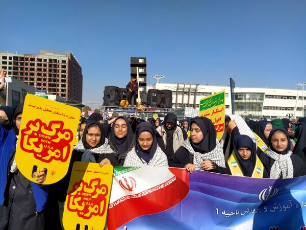  راهپیمایی  روز دانش آموز در مشهد با قلب هایی از جنس عزای حضرت فاطمه (س)