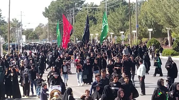 حضور پرشور مردم کاشمر در پیاده‌روی جاماندگان اربعین حسینی